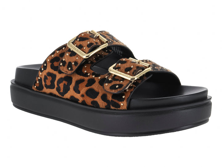 Sandalias de plataforma Steve Madden con estampado de leopardo, hebillas doradas y suela negra gruesa.