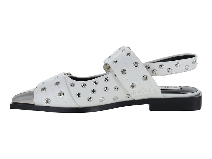 Zapato plano blanco de Steve Madden con punta plateada y detalles de tachuelas metálicas en las correas.