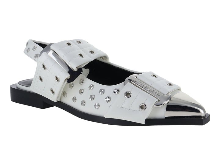 Zapato plano blanco de Steve Madden con punta plateada y detalles de tachuelas metálicas en las correas.
