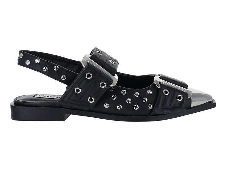 Zapato plano negro Steve Madden con detalles de tachuelas plateadas, hebillas y punta metálica cuadrada.