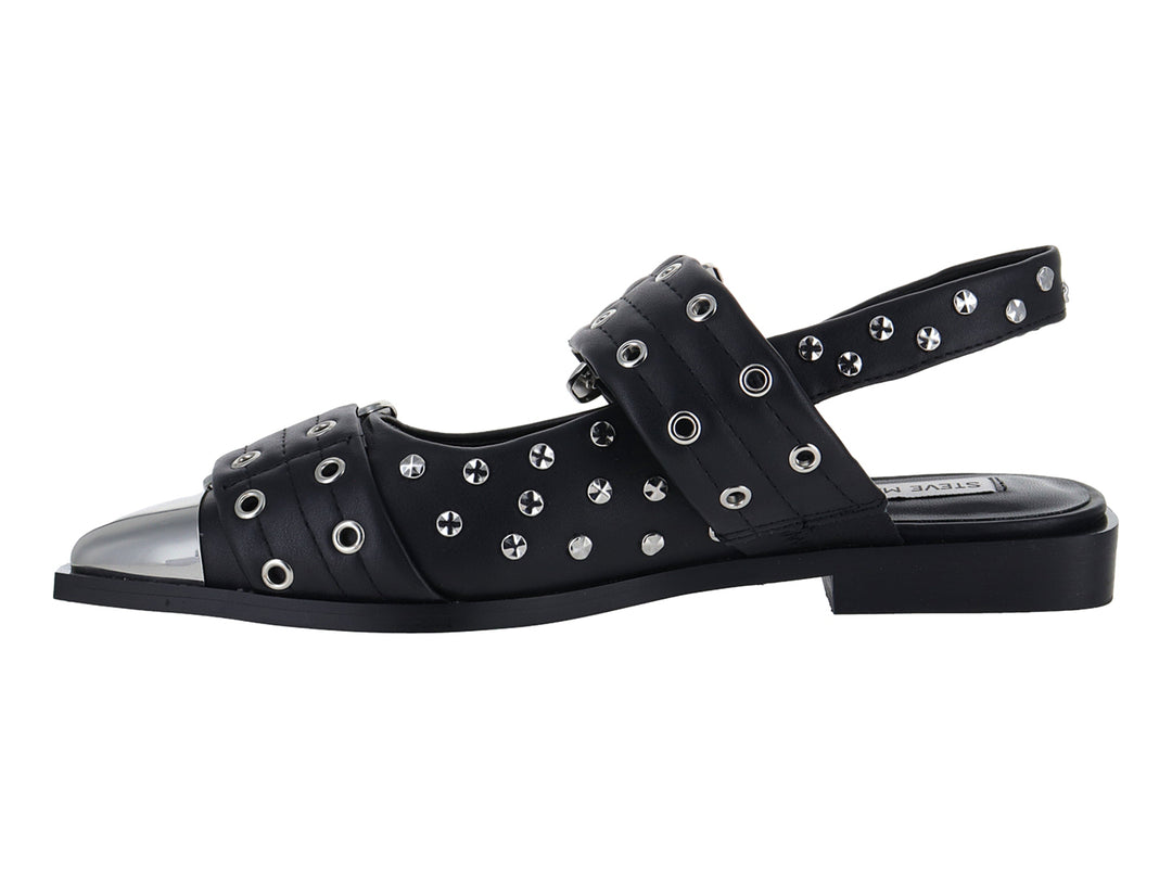 Zapato plano negro Steve Madden con detalles de tachuelas plateadas, hebillas y punta metálica cuadrada.