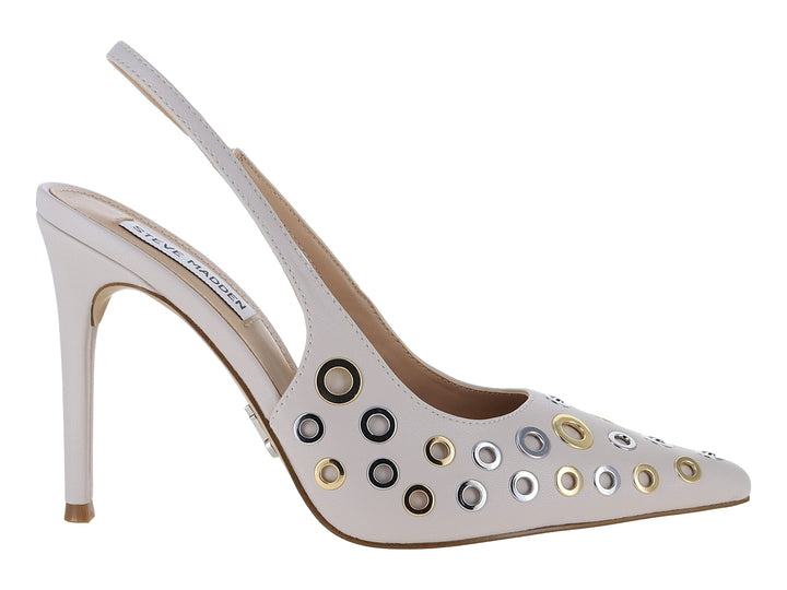 Zapato de tacón alto color hueso con punta fina y adornos de anillos metálicos plateados y dorados.