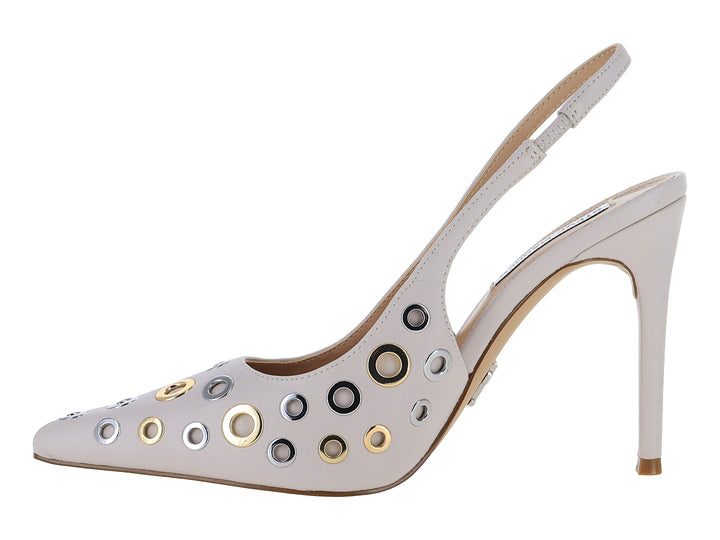 Zapato de tacón alto color hueso con punta fina y adornos de anillos metálicos plateados y dorados.
