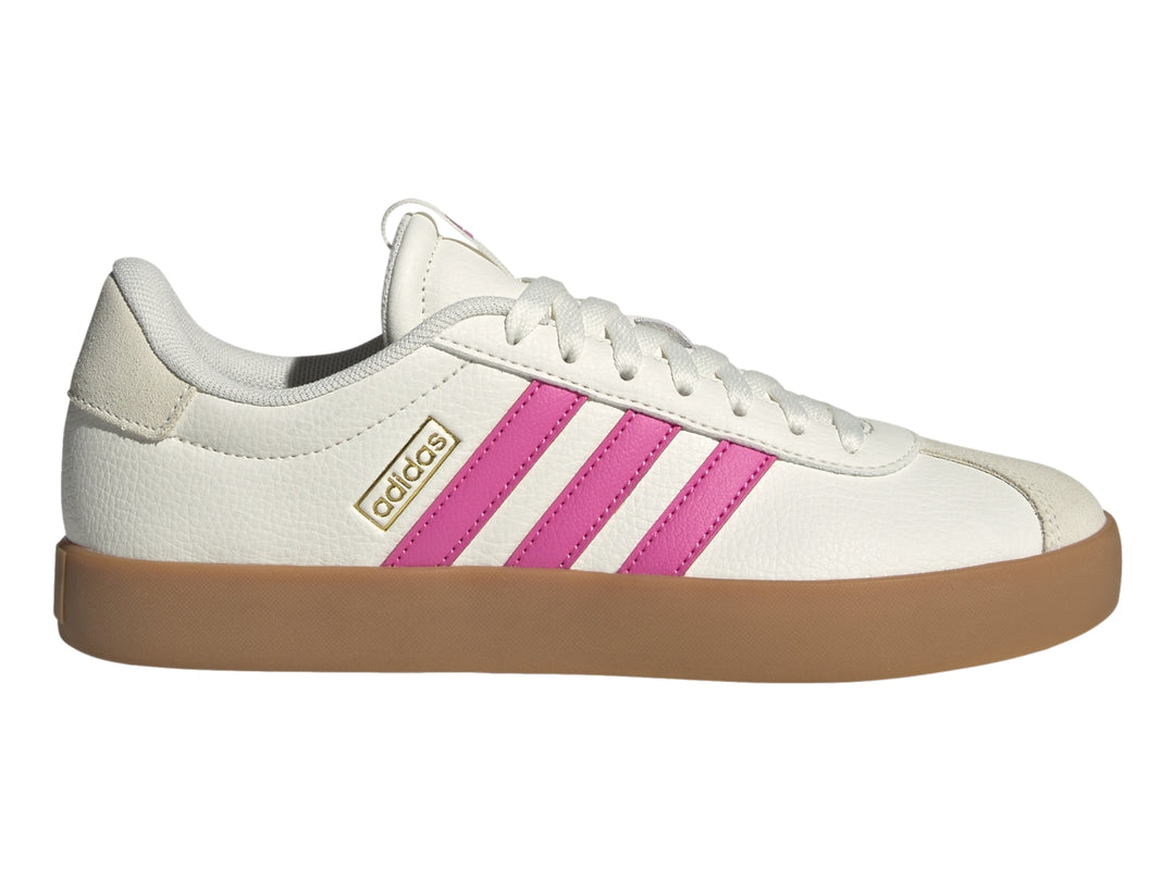 Tenis Adidas VL Court 3.0 color blanco con tres franjas rosas y suela de goma color café.