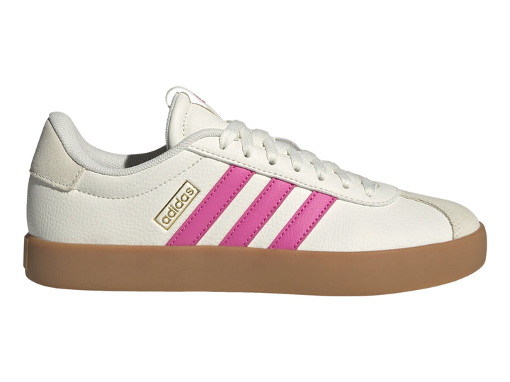 Tenis Adidas VL Court 3.0 color blanco con tres franjas rosas y suela de goma color café.
