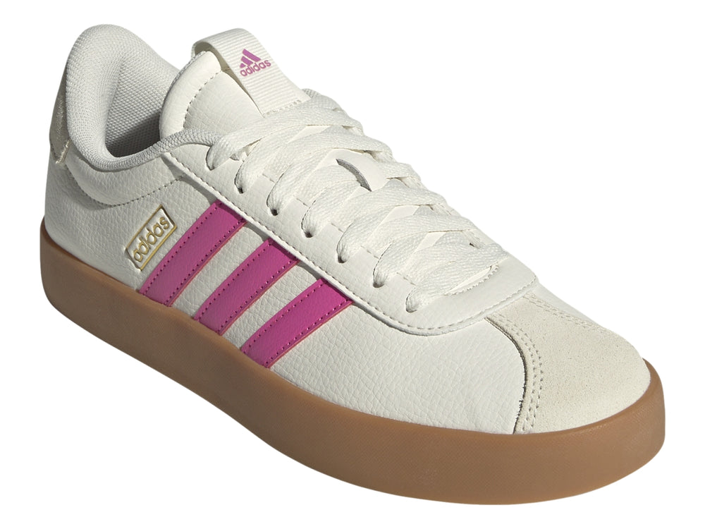 Tenis Adidas VL Court 3.0 color blanco con tres franjas rosas y suela de goma color café.