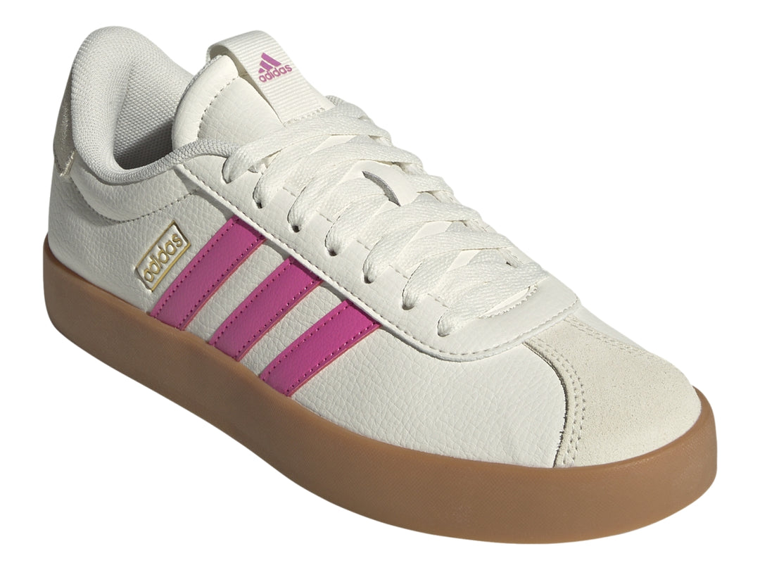 Tenis Adidas VL Court 3.0 color blanco con tres franjas rosas y suela de goma color café.