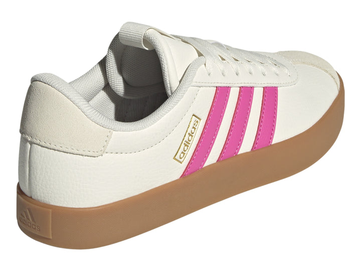 Tenis Adidas VL Court 3.0 color blanco con tres franjas rosas y suela de goma color café.
