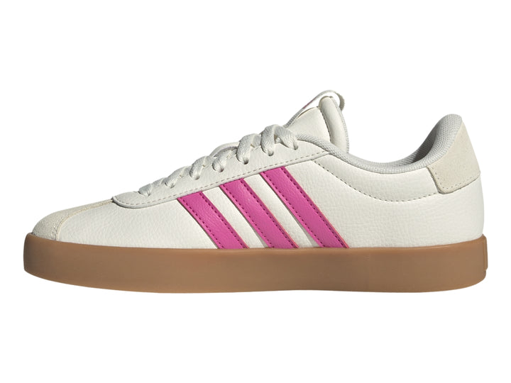 Tenis Adidas VL Court 3.0 color blanco con tres franjas rosas y suela de goma color café.