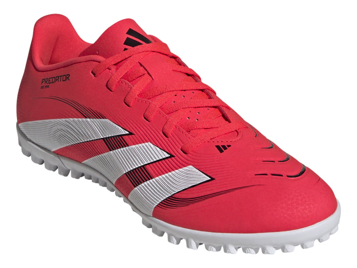 Zapato de fútbol Adidas Predator Club TF en color rojo con tres franjas blancas y suela blanca para césped sintético.