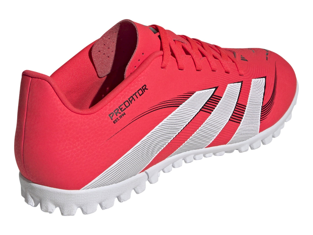 Zapato de fútbol Adidas Predator Club TF en color rojo con tres franjas blancas y suela blanca para césped sintético.