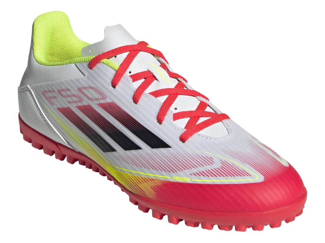 Zapato de fútbol Adidas F50 Club TF color blanco con detalles en rojo y amarillo.