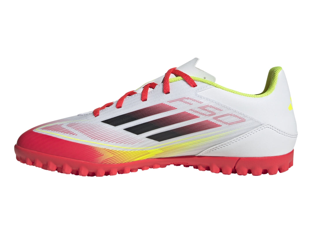 Zapato de fútbol Adidas F50 Club TF color blanco con detalles en rojo y amarillo.