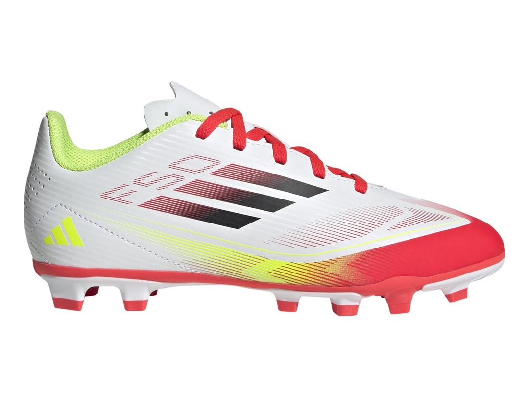 Calzado de fútbol Adidas F50 Club color blanco con degradado en amarillo y rojo y suela de tacos.