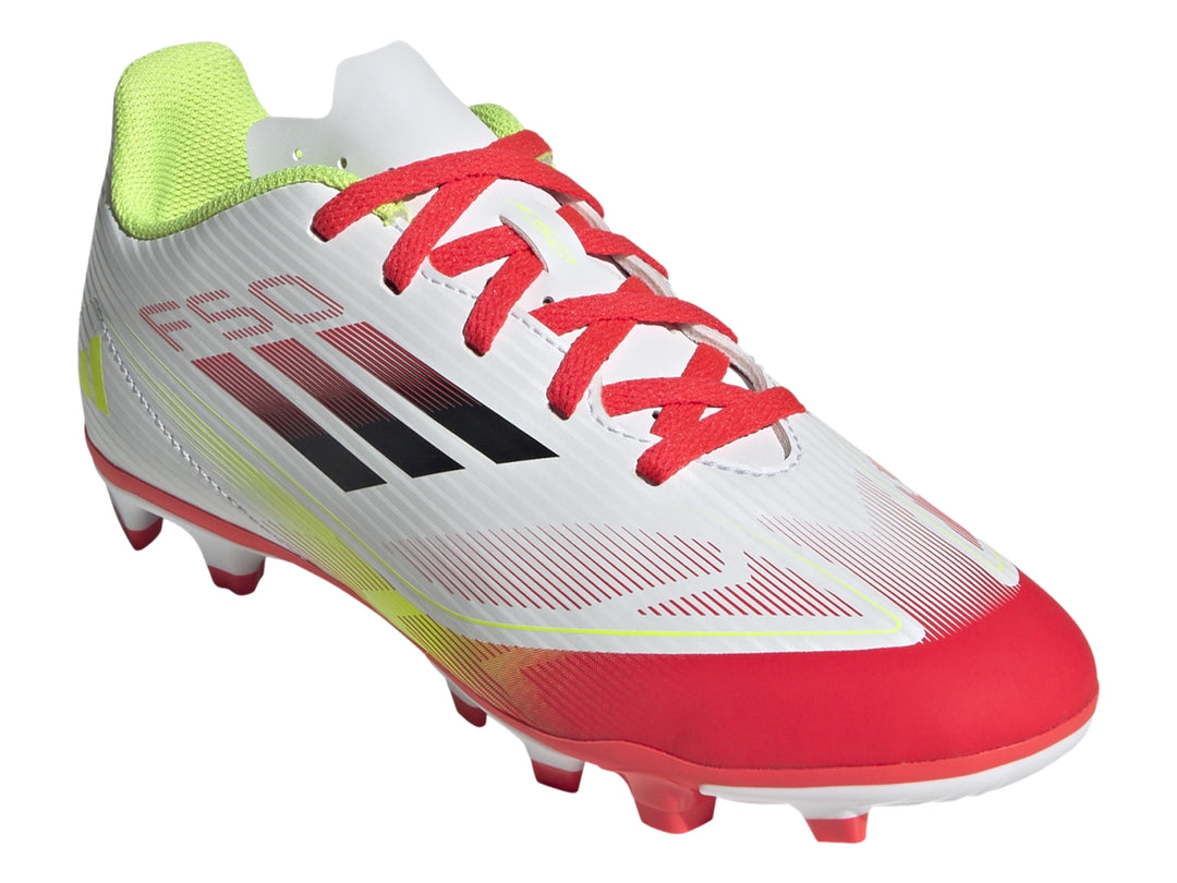 Calzado de fútbol Adidas F50 Club color blanco con degradado en amarillo y rojo y suela de tacos.