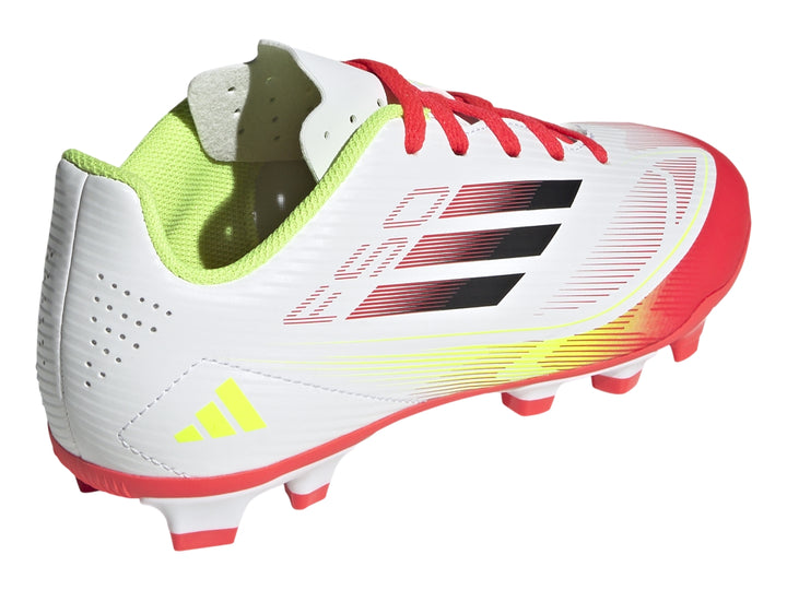 Calzado de fútbol Adidas F50 Club color blanco con degradado en amarillo y rojo y suela de tacos.