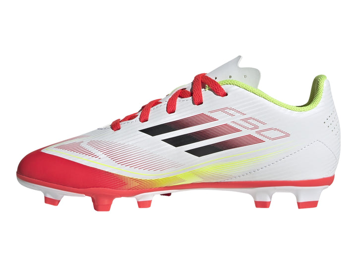 Calzado de fútbol Adidas F50 Club color blanco con degradado en amarillo y rojo y suela de tacos.
