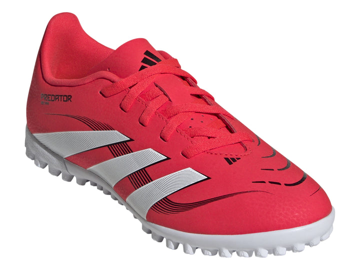 Zapato de fútbol Adidas Predator color rojo con franjas y suela blancas.