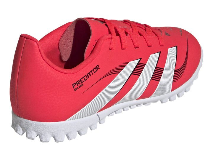 Zapato de fútbol Adidas Predator color rojo con franjas y suela blancas.