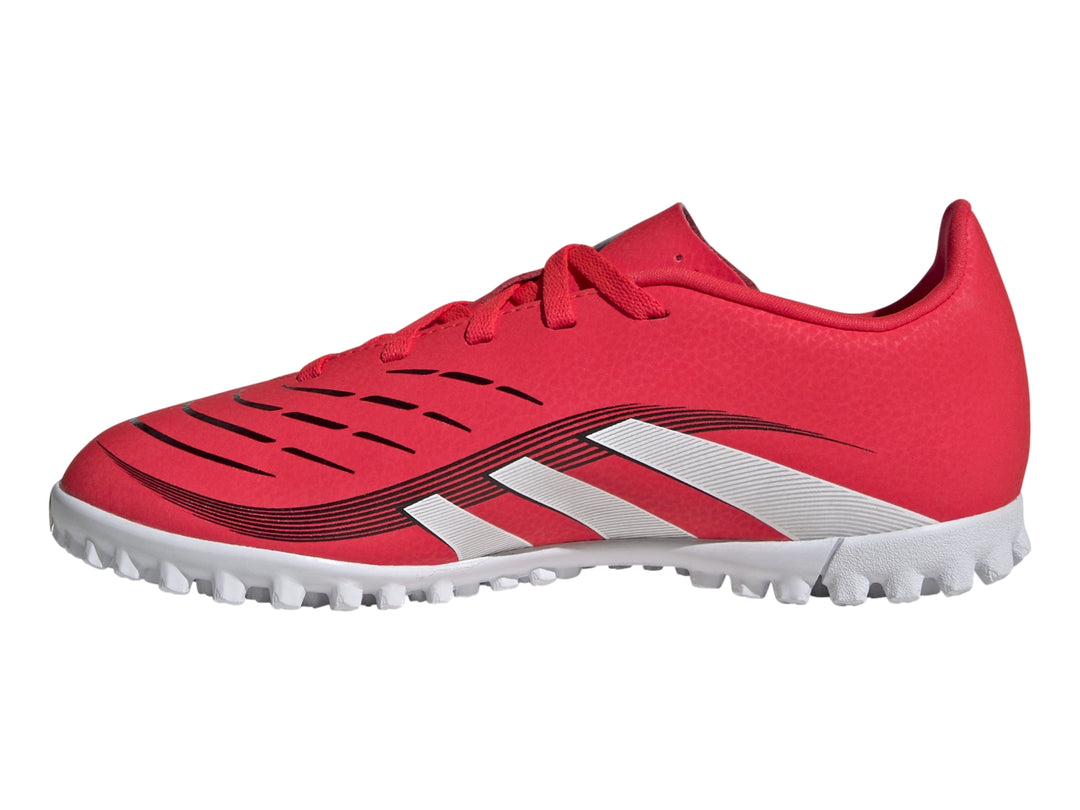 Zapato de fútbol Adidas Predator color rojo con franjas y suela blancas.