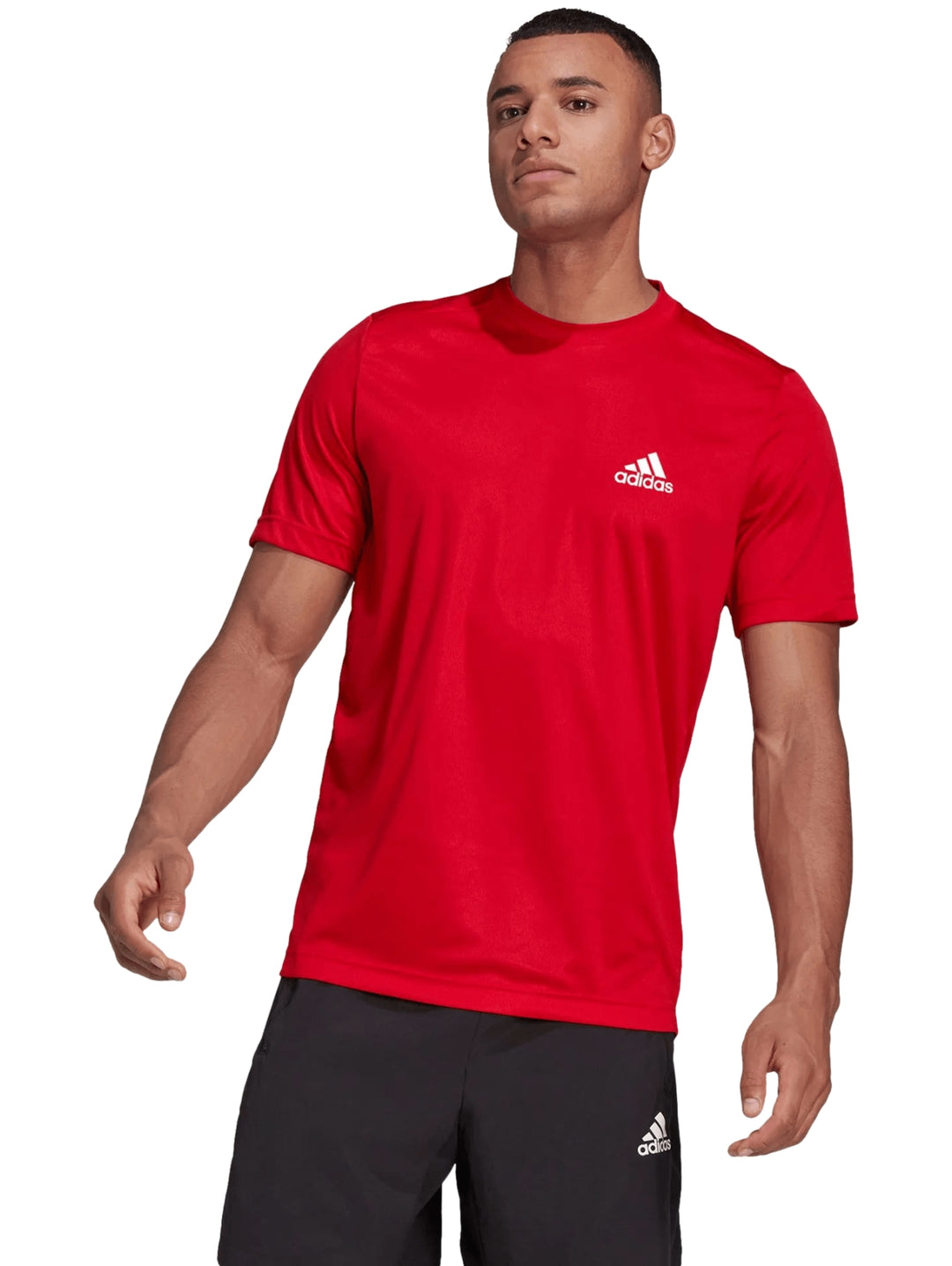 Hombre vistiendo una playera deportiva Adidas de color rojo con logo blanco en el pecho.