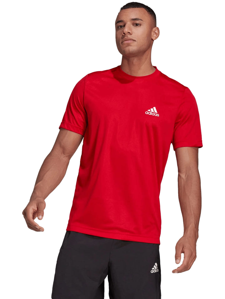 Hombre vistiendo una playera deportiva Adidas de color rojo con logo blanco en el pecho.