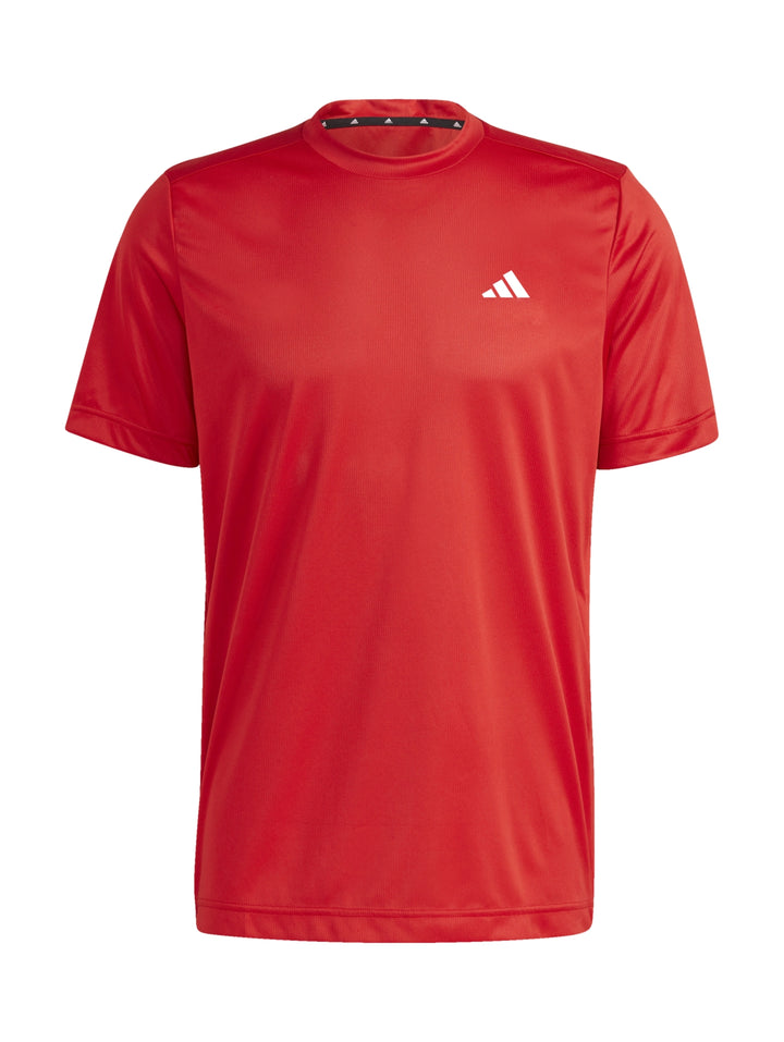 Hombre vistiendo una playera deportiva Adidas de color rojo con logo blanco en el pecho.