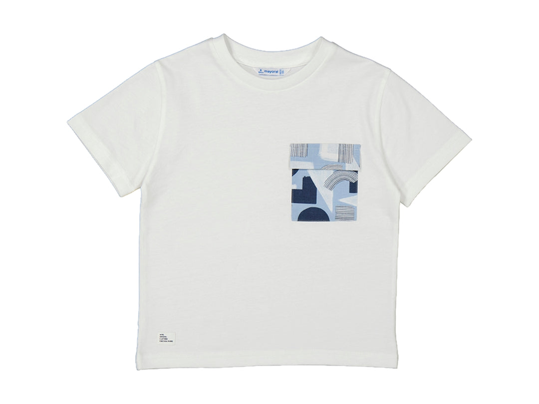 Camiseta blanca de manga corta con un pequeño bolsillo estampado en tonos azules en el pecho.