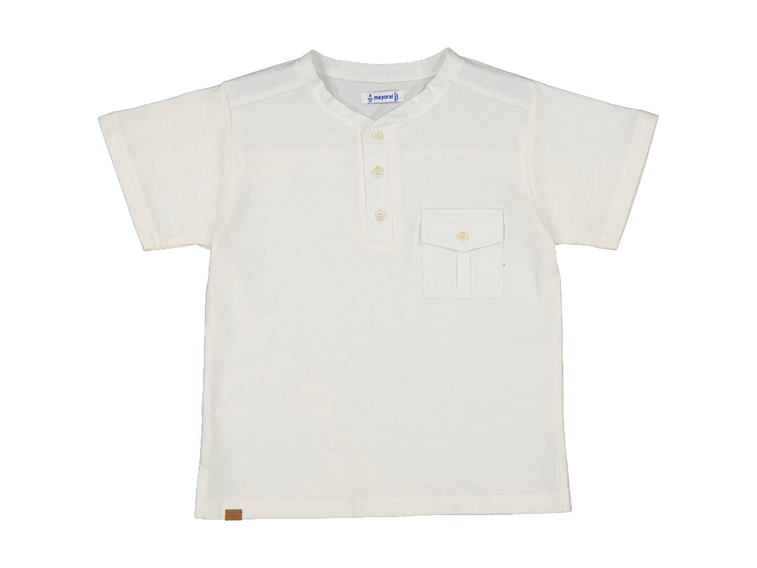 Camiseta color yogur para niños con cuello panadero, botones y bolsillo frontal.