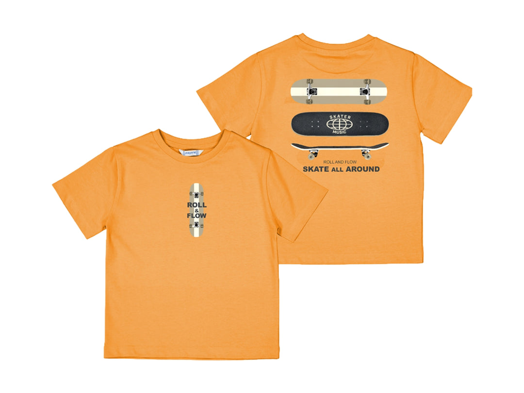 Camiseta naranja de manga corta con estampados de patinetas en el frente y la espalda.