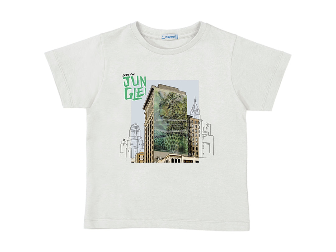 Camiseta blanca de manga corta para niño con estampado gráfico de ciudad y animal en el pecho.