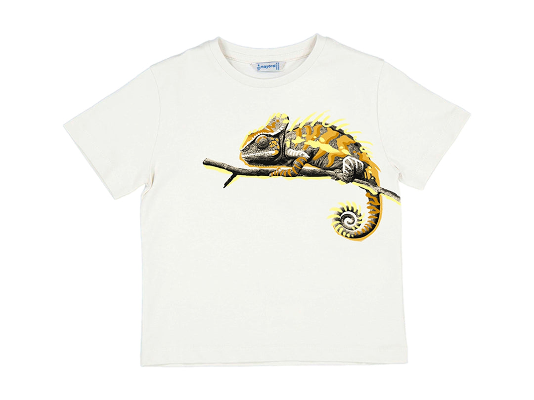 Camiseta color nata para niño con estampado central de un camaleón amarillo y negro.