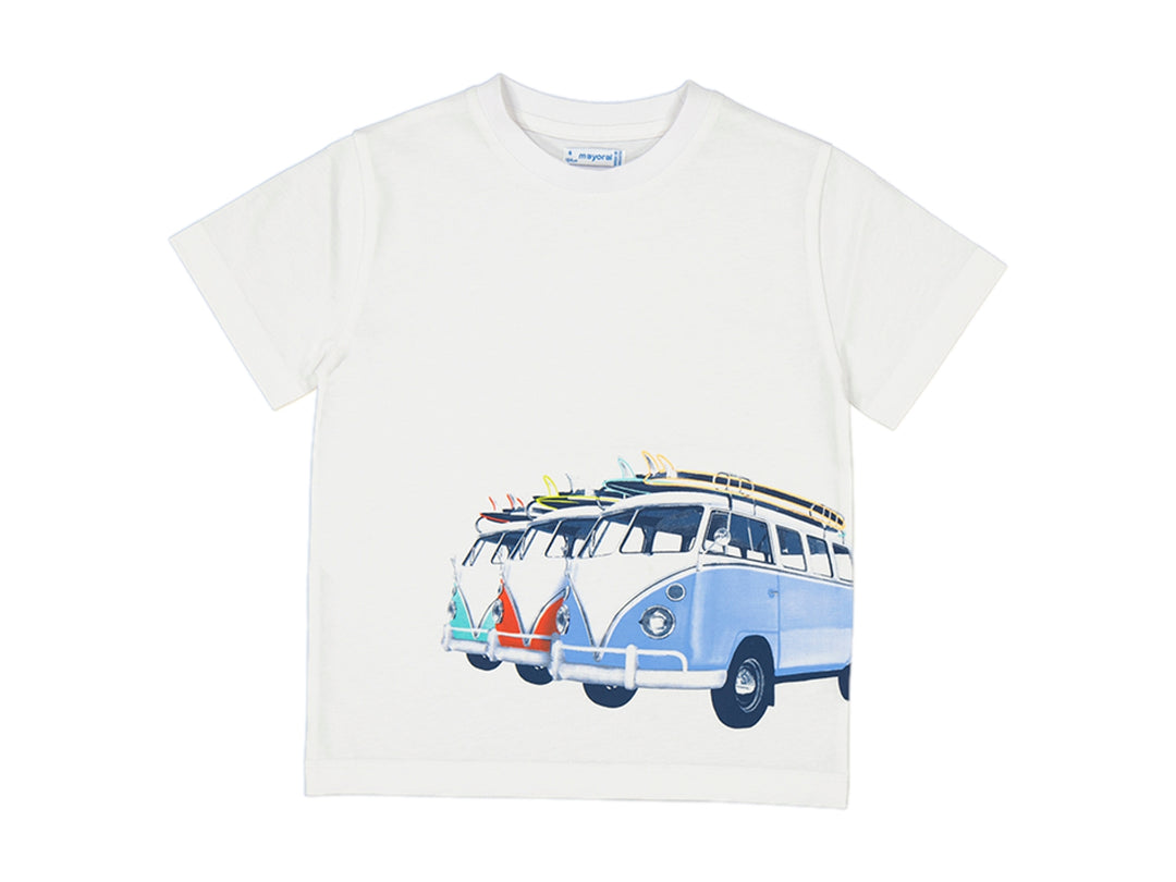 Camiseta blanca infantil con estampado de camionetas coloridas y tablas de surf.
