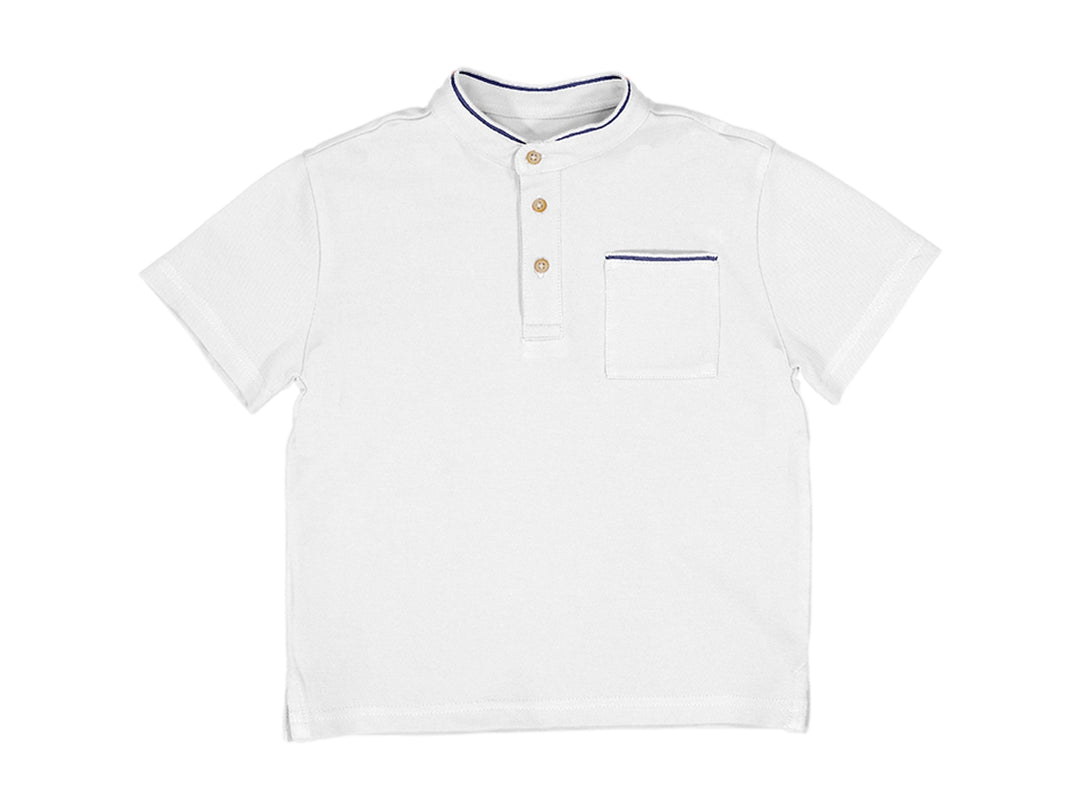 Polo blanco de cuello mao para niño con botones frontales y bolsillo con detalle azul.