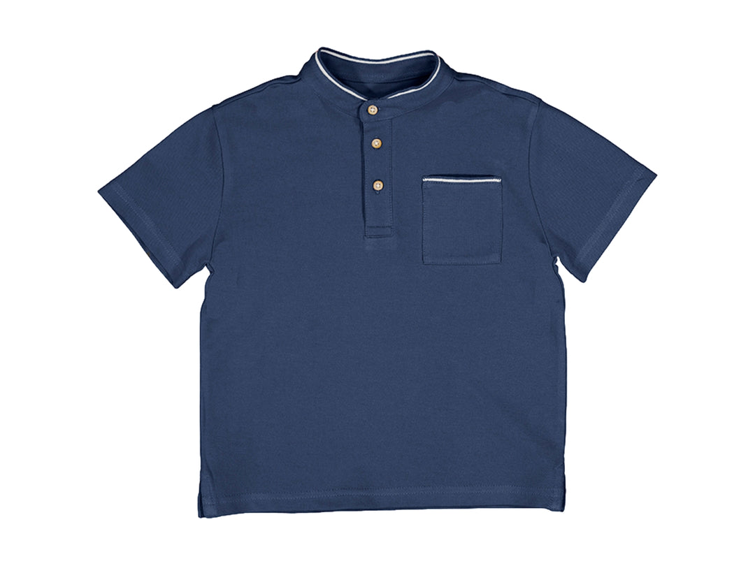 Camisa polo azul marino para niño con cuello mao, manga corta y bolsillo frontal.