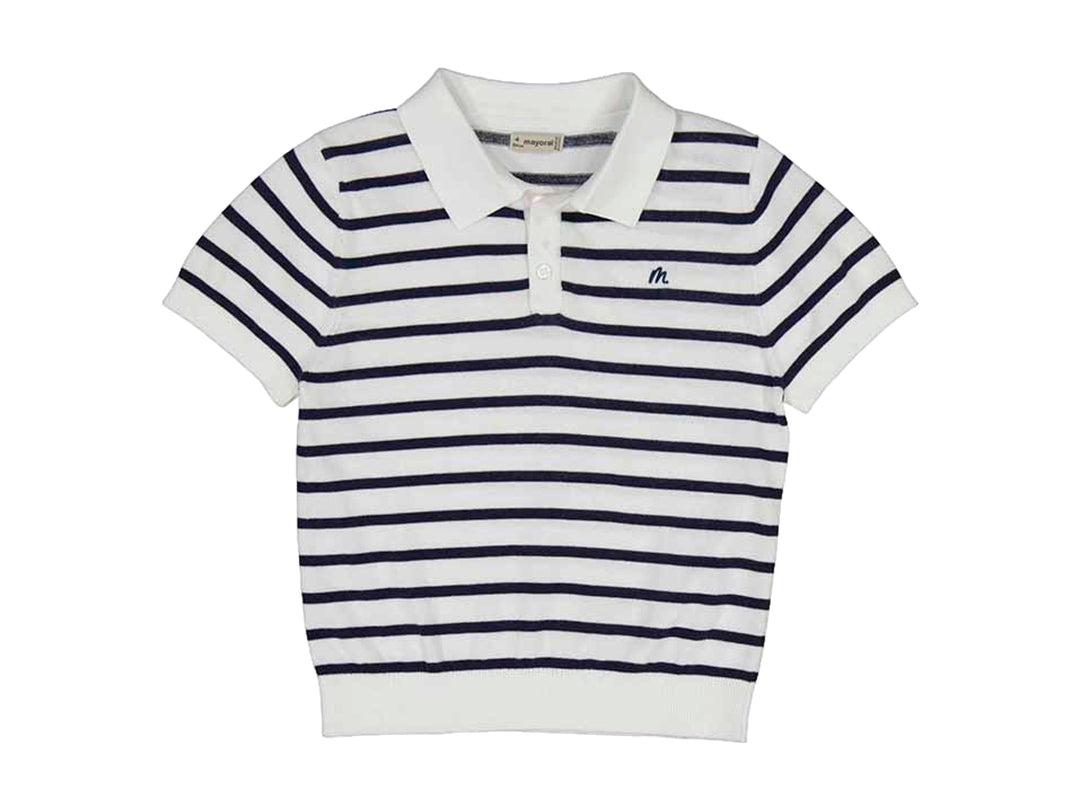 Camisa polo infantil de manga corta con rayas horizontales blancas y azul marino y cuello blanco.