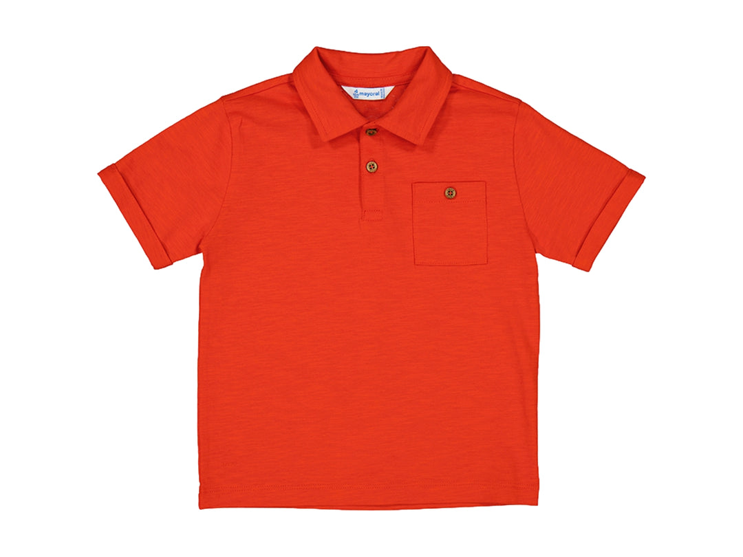 Camisa polo de color rojo para niño con cuello, botones frontales y un bolsillo pequeño en el pecho.