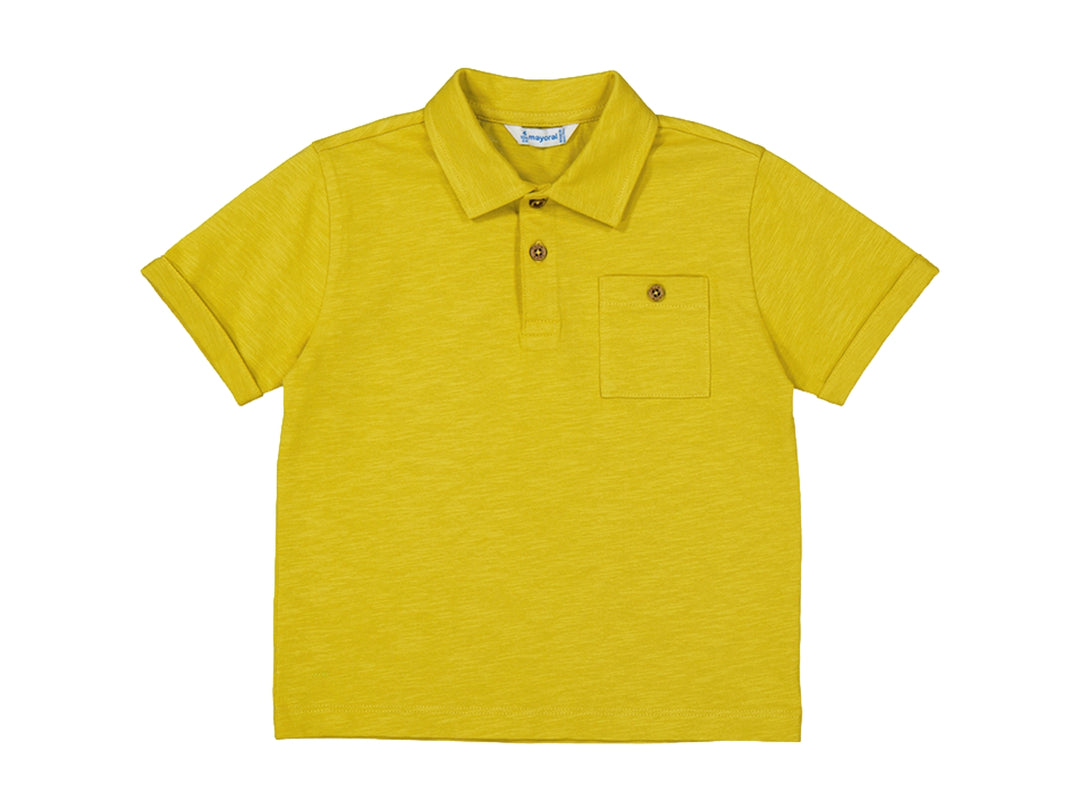 Polo color oro de manga corta para niño con cuello y bolsillo frontal.