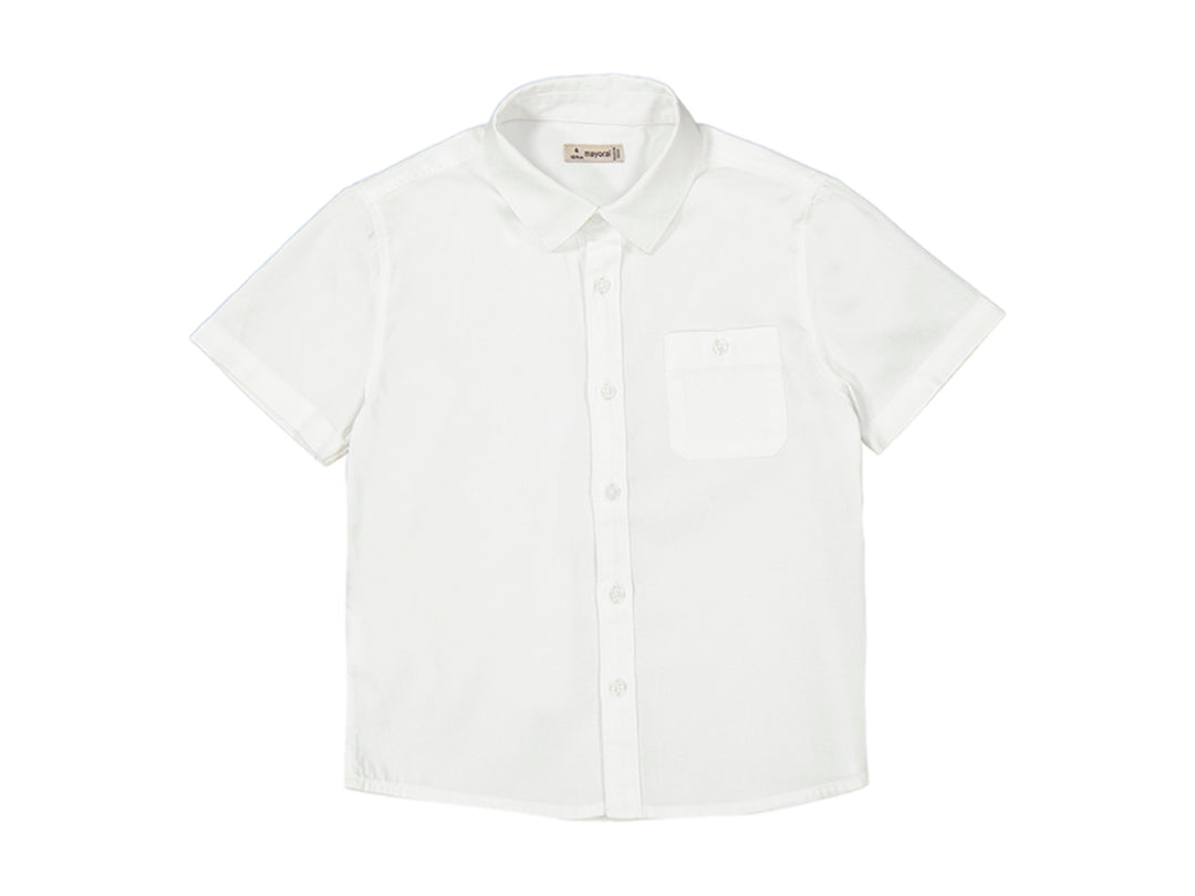 Camisa blanca de manga corta para niño con cuello y bolsillo frontal.