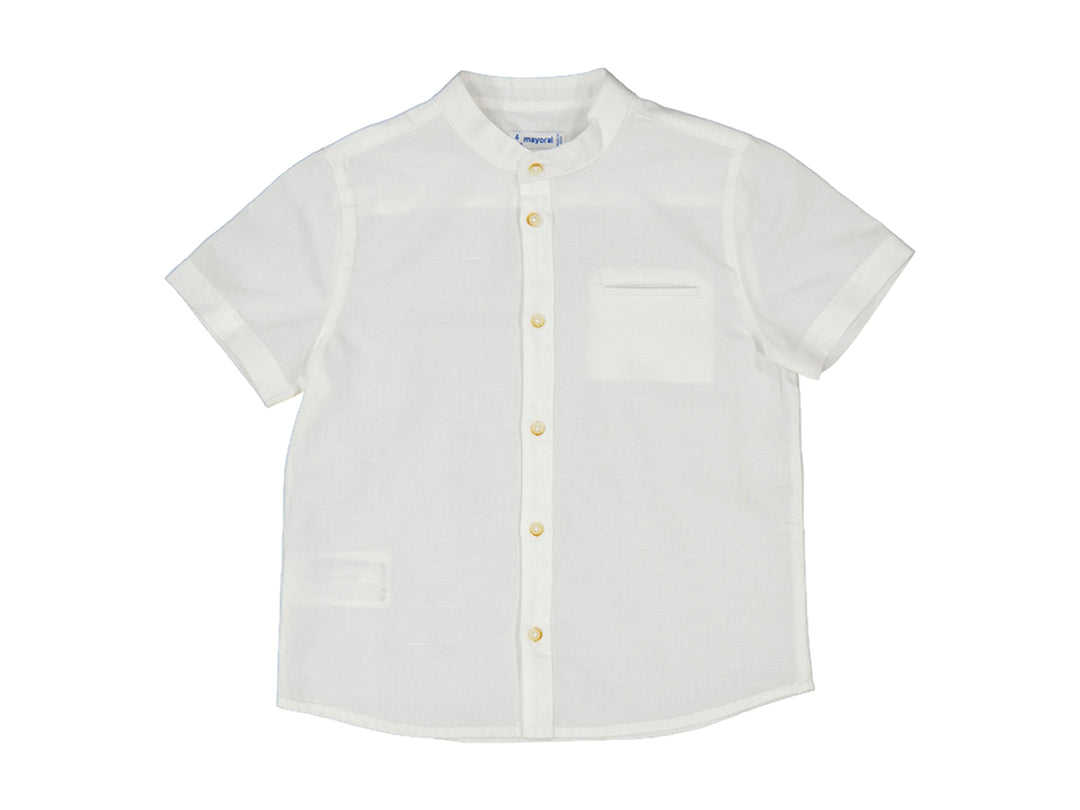 Camisa de lino color crema para niño con cuello mao y manga corta.