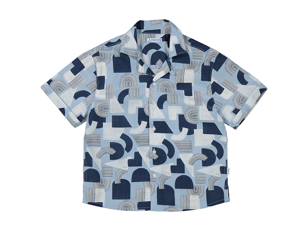 Camisa infantil de manga corta con estampado geométrico en tonos azul y blanco.