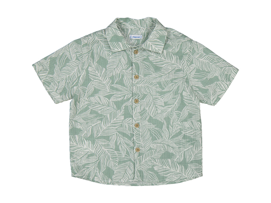 Camisa infantil de manga corta color verde con estampado de hojas blancas y botones frontales.