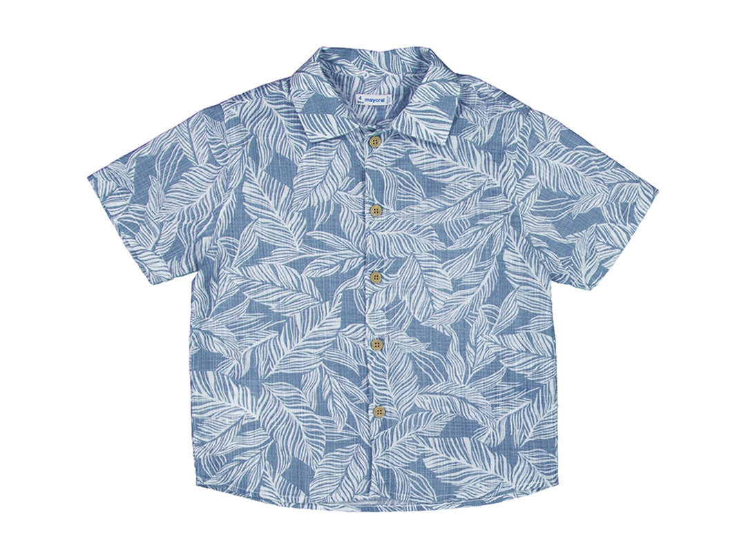 Camisa infantil de manga corta color azul con estampado de hojas blancas y botones frontales.