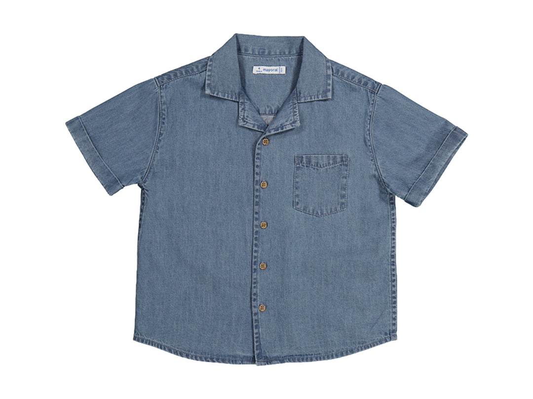 Camisa de mezclilla azul de manga corta para niño con botones frontales y un bolsillo en el pecho.