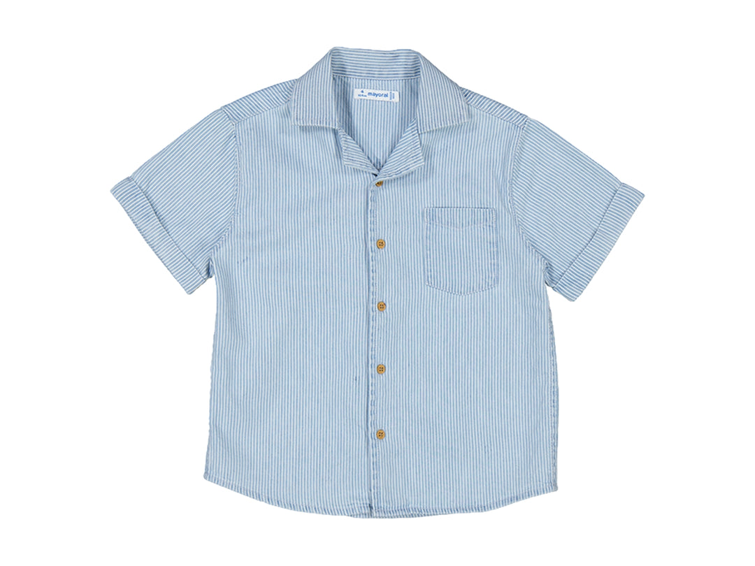 Camisa para niño de manga corta con rayas verticales azules y blancas, botones frontales y bolsillo superior.