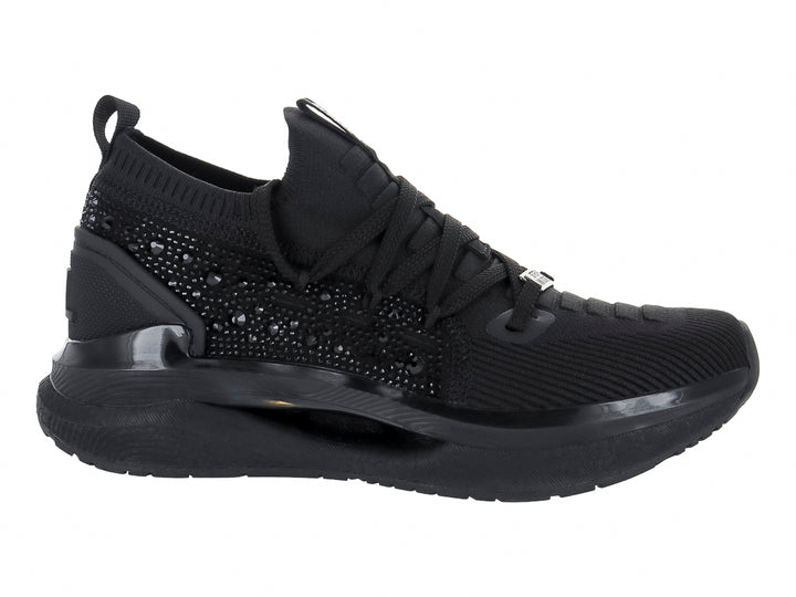 Tenis negros de Steve Madden con detalles de cristales brillantes en el lateral y suela gruesa.