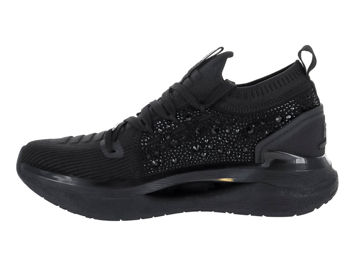 Tenis negros de Steve Madden con detalles de cristales brillantes en el lateral y suela gruesa.