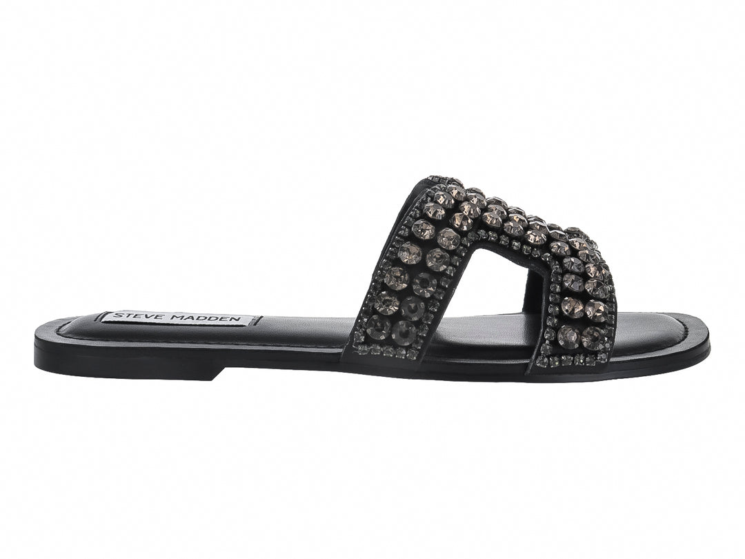 Sandalia plana negra con correa ancha adornada con cristales brillantes de la marca Steve Madden.