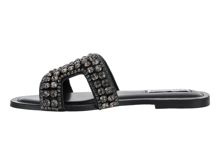 Sandalia plana negra con correa ancha adornada con cristales brillantes de la marca Steve Madden.