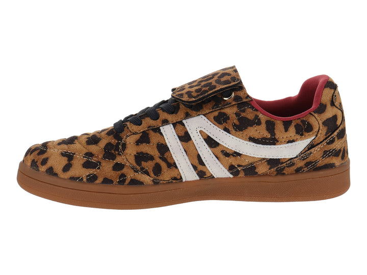 Tenis Steve Madden modelo Madrid con estampado de leopardo, detalles en blanco y suela color marrón.